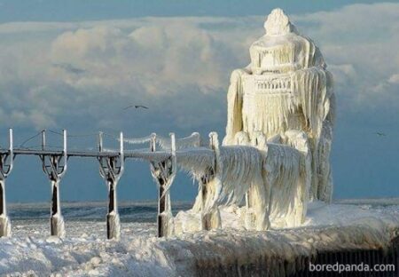 【衝撃】ごく平凡な灯台の風景がまるで氷の宮殿に「神様が降臨してる！！！」
