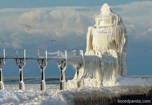 【衝撃】ごく平凡な灯台の風景がまるで氷の宮殿に「神様が降臨してる！！！」
