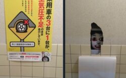 【恐怖注意】トイレのこんな場所に張り紙が？→めくってみたらとんでもなかった！