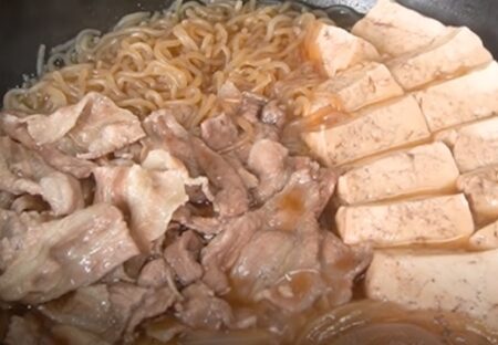 人気料理研究家さん直伝「肉豆腐」豚肉と豆腐がガチで旨い、完全レシピが大反響！