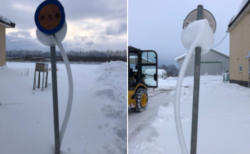 【衝撃】北海道で道路標識が脱皮を！？雪が見せる芸術が面白すぎる