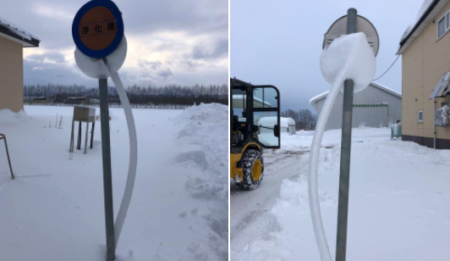 【衝撃】北海道で道路標識が脱皮を！？雪が見せる芸術が面白すぎる