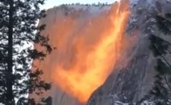 【絶景】特定の日時にのみ現れる「炎の滝」、まるで流れ落ちる溶岩！