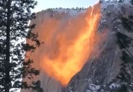 【絶景】特定の日時にのみ現れる「炎の滝」、まるで流れ落ちる溶岩！