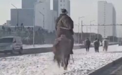 【すげぇ】モンゴルの首都の通勤時間帯、車道の隣を馬達が爆走！！