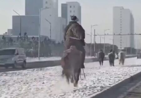 【すげぇ】モンゴルの首都の通勤時間帯、車道の隣を馬達が爆走！！