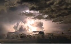 【絶句】有名写真家が撮影した壮大な雷。ただひたすら凄まじい！