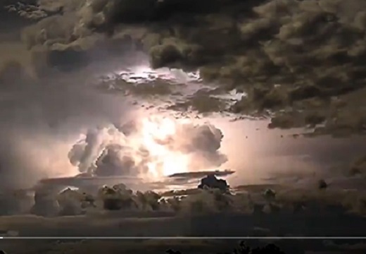 【絶句】有名写真家が撮影した壮大な雷。ただひたすら凄まじい！