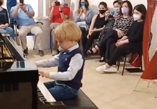 【天才】モーツァルトの楽曲を堂々と演奏するイタリアの5才児。まるでモーツァルト
