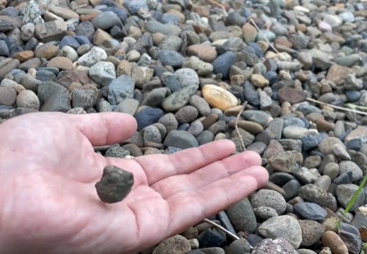 【！】ふらふらと浮遊する不思議な石！その正体がすごかった