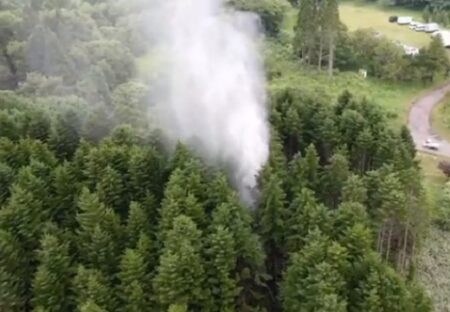【衝撃】北海道、お祭りが始まる神社の傍で突然の轟音とともに20mぐらいの温泉が噴き上がる！