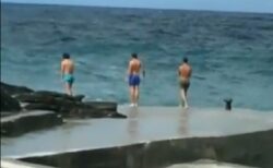 【えｗ】海に飛び込んだ3人、波に元の位置へ戻されるｗｗｗｗｗｗｗｗｗ