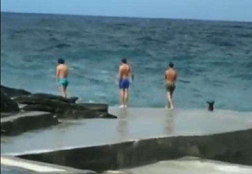 【えｗ】海に飛び込んだ3人、波に元の位置へ戻されるｗｗｗｗｗｗｗｗｗ