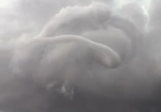 【衝撃】竜巻が誕生する瞬間！龍の出現を思わせるような雲の動きに絶句