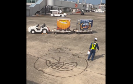 【感動】まるでディズニー！鹿児島空港の整備士がハロウィンサプライズをぶちかます（ほっこり）