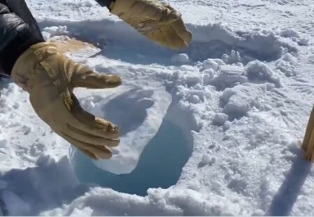 【凄い】南極の穴に氷を落とすと、銃撃戦の音が聴こえる！