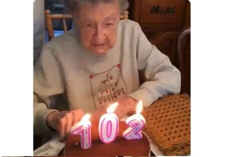 【爆笑】かわいいお婆ちゃん102才の誕生日！決定的瞬間ｗｗｗｗｗｗｗ