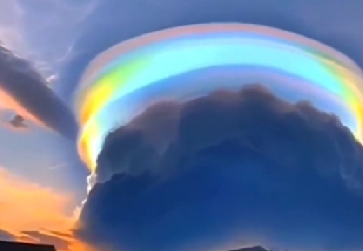 【動画】珍しい雲に太陽光線が当たって虹色に光る神々しい光景、凄すぎて絶句
