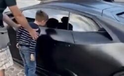 【動画】高級車に興味津々でも触れずに遠慮する礼儀正しい少年と、車内を見せてあげたい車のオーナー　素敵すぎる