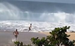 【緊迫映像】有名サーファー、溺れる女性に猛ダッシュで向かい救出する