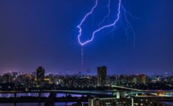 【衝撃写真】東京スカイツリーが電波塔 → 避雷針になった瞬間！衝撃的すぎる
