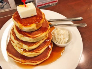 【おかわりいただけただろうか】「５段重ねホットケーキ」がヤバい、あなたは食したことがあるだろうか・・・