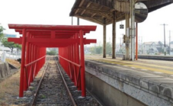 【鳥肌】線路に大量の鳥居‥異世界の入り口みたいな駅