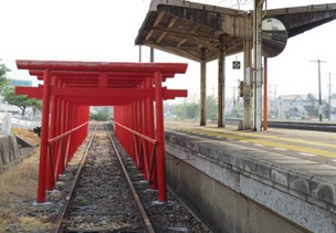 【鳥肌】線路に大量の鳥居‥異世界の入り口みたいな駅