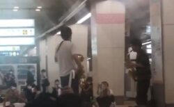 【かっこいい】人身事故で終電が大幅遅延の新宿駅。2人の音楽家が暗い空気を一掃