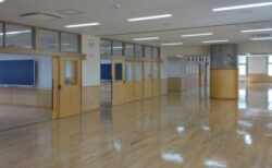 【まじかよｗ】「壁がない！？」今どきの小中学校の写真が話題に