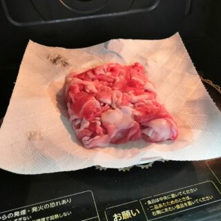 【目からウロコ】冷凍肉、正しいレンジ解凍の仕方は「ラップを外しキッチンペーパーの上に乗せる」肉の味が全然違う！