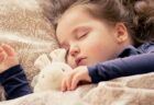 【2分で】米軍も採用・誰でもできる睡眠導入法が話題　習得すれば座ったままで