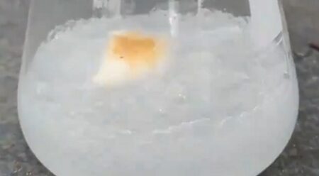 【絶望】殆どのものをみるみる無にしてしまう液体「ピラニア溶液」恐ろしいすぎる・・・