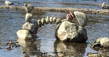 【凄い】鴨川で発見されたアートにネット騒然