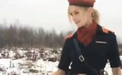 【凄い】ロシア美女による ”ガンスピン” が美しすぎる！どれくらい練習したのか？