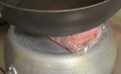 【目からうろこ】冷凍肉の時短解凍テクニック！加熱なし、鍋に挟むだけでスピード解凍！