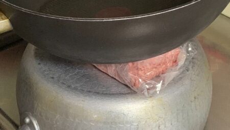 【目からうろこ】冷凍肉の時短解凍テクニック！加熱なし、鍋に挟むだけでスピード解凍！