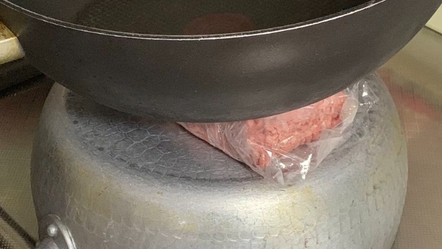 【目からうろこ】冷凍肉の時短解凍テクニック！加熱なし、鍋に挟むだけでスピード解凍！