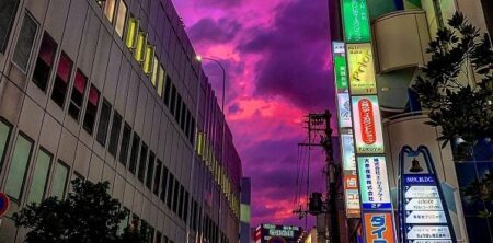 【夕焼け】日本各地で紫色の「空」が確認される。台風の影響でしょうか？怖いな・・・