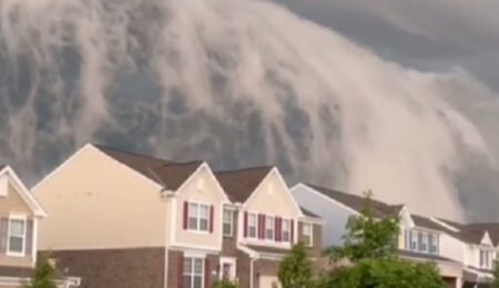【恐怖】空全体を覆う棚雲が怖すぎる。世界の終わり感がやばい！