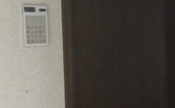 【笑】ドアの横に電卓を貼りつけると・・暗証番号必須の部屋に見えると話題