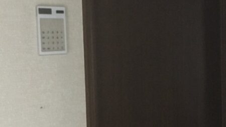 【笑】ドアの横に電卓を貼りつけると・・暗証番号必須の部屋に見えると話題