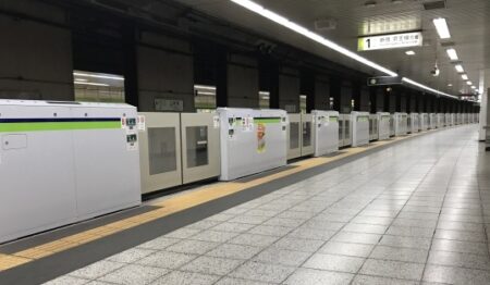 【！】配置が完璧すぎる駅ホームの鏡と、鏡がある理由
