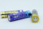 【かなり役立つ】道具不要！電池が使えるか使えないか一発で分かる方法がすごい！