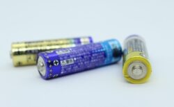 【かなり役立つ】道具不要！電池が使えるか使えないか一発で分かる方法がすごい！