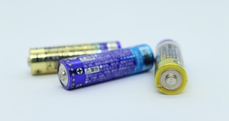 【かなり役立つ】道具不要！電池が使えるか使えないか一発で分かる方法がすごい！