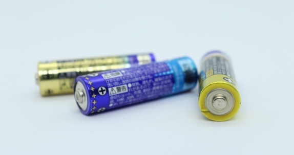 【かなり役立つ】道具不要!電池が使えるか使えないか一発で分かる方法がすごい!