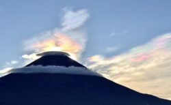 【激レア】雲に太陽光が当たり虹色に光る神々しい光景、凄すぎて絶句