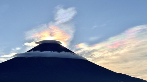 【激レア】雲に太陽光が当たり虹色に光る神々しい光景、凄すぎて絶句