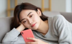 【スマホ・ＰＣ 眼の疲れで目元が老化】60秒の眼輪筋ストレッチで「目が大きくなり」「二重になったり」目元美人に！